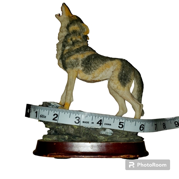 Vintage Textured Resin Gray Howling Timber Wolf Statue - Picture 9 of 10